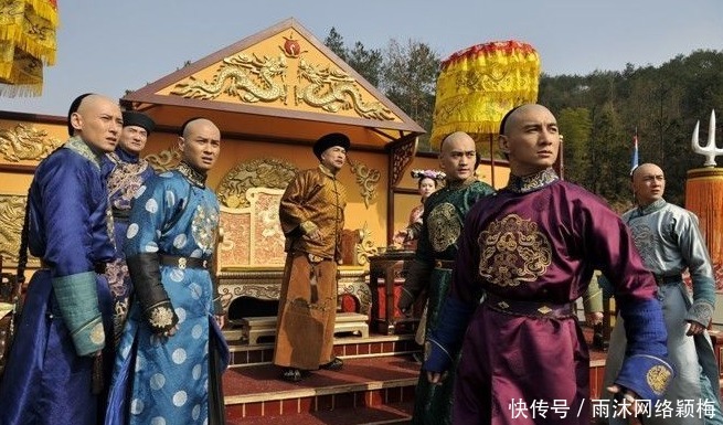 见到|康熙见到孔子墓不下跪,大臣为他遮去一字,康熙下跪叩拜