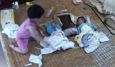 弟弟|妈妈在忙,3岁姐姐去帮妈妈哄弟弟,下一秒让人心寒捏把汗