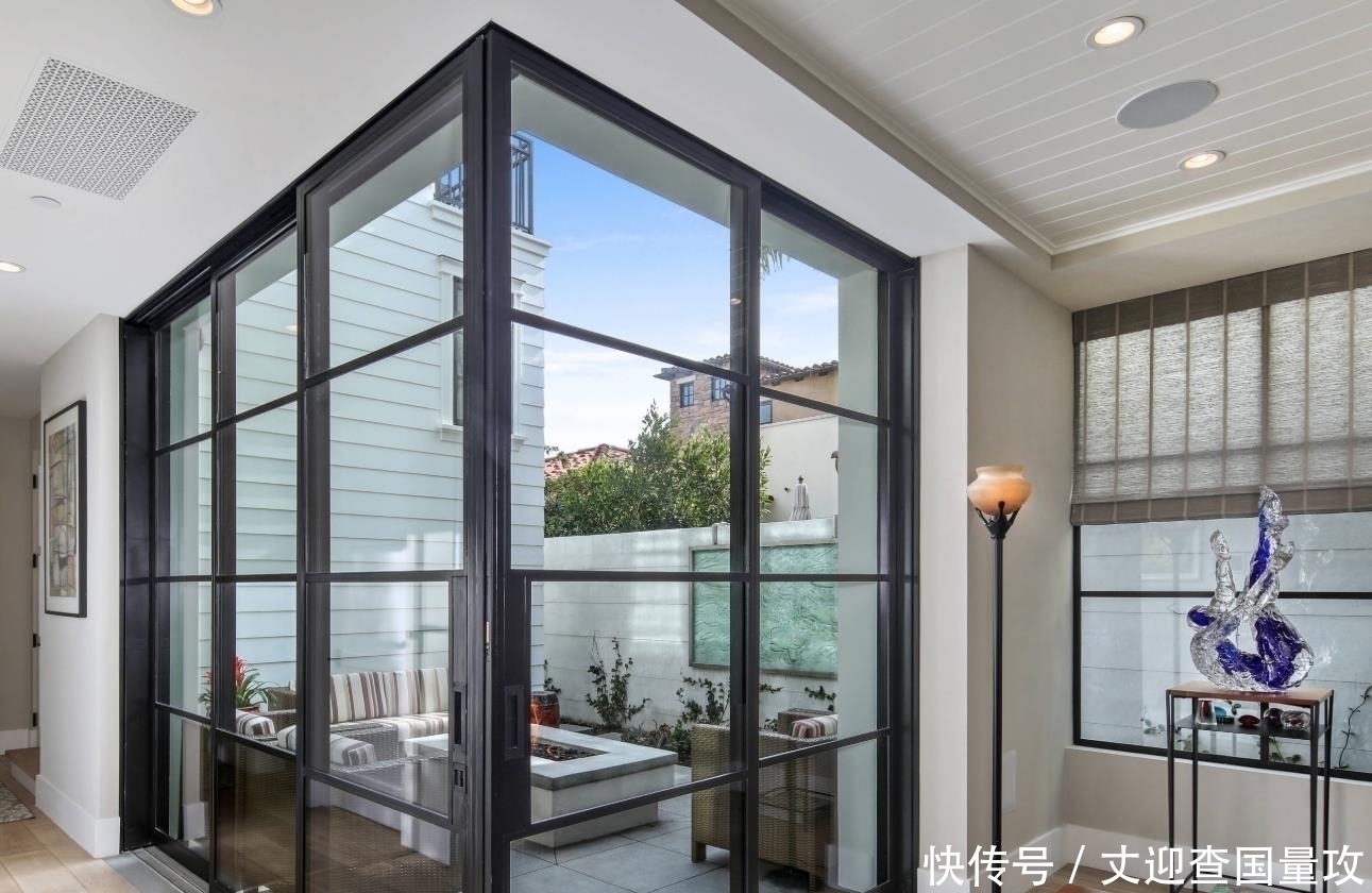 栅栏|以后真想住这种别墅,房子和庭院休闲又漂亮,一回到家都不想出门