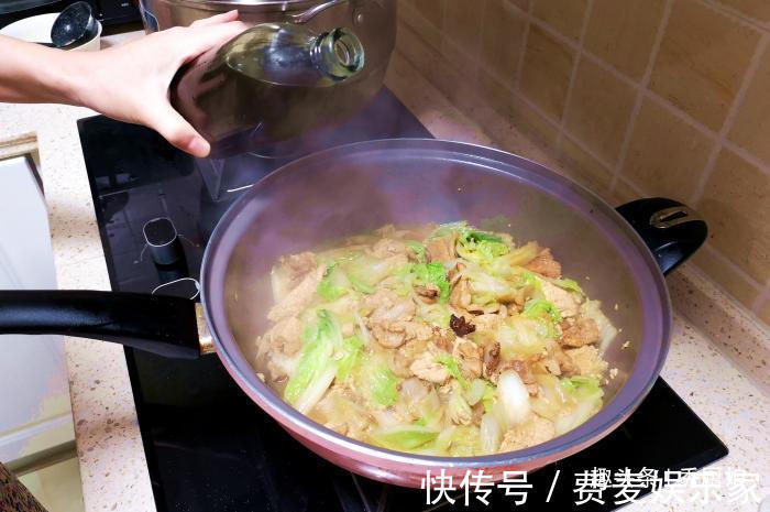 白菜炖豆腐，先炒白菜还是先炒豆腐大厨都不对，教你正确做法