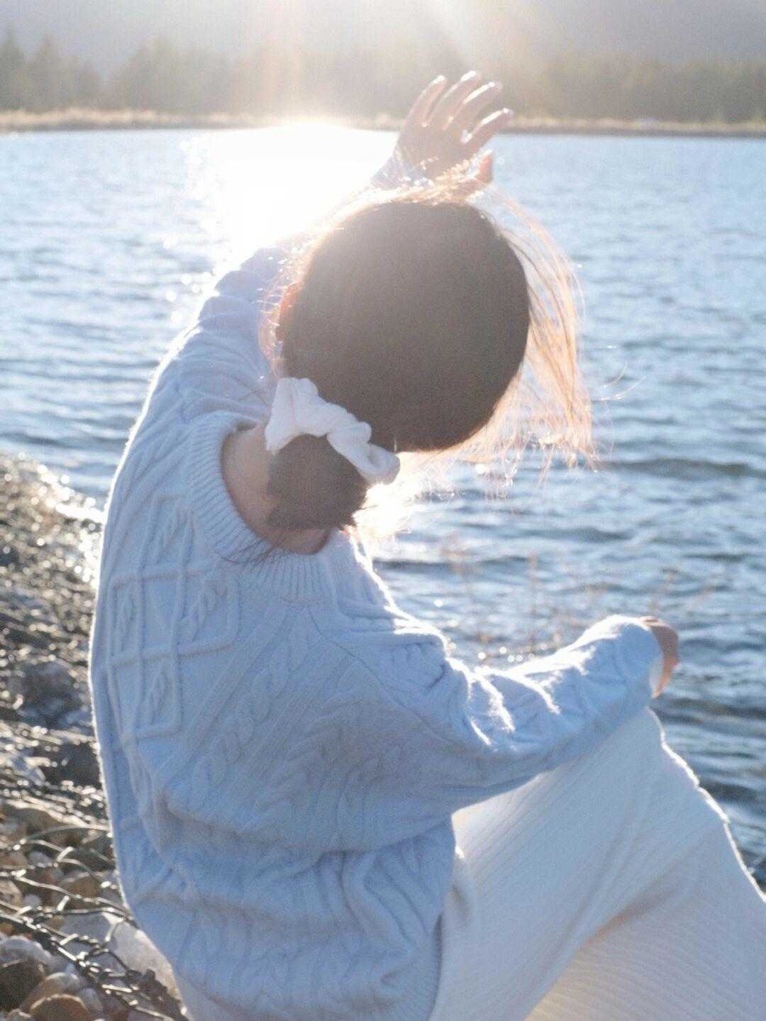 天蓝色 冬天室内穿搭千万别错过“蓝毛衣+白裤”,上身又美又仙,贼好看