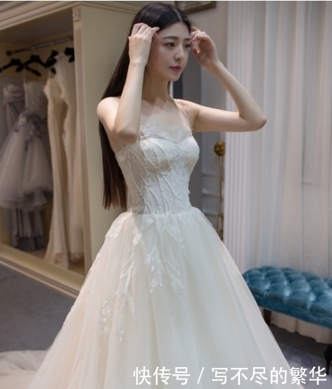 太好看了，彻底被试婚纱的小姐姐迷到了，网友：仙女模样