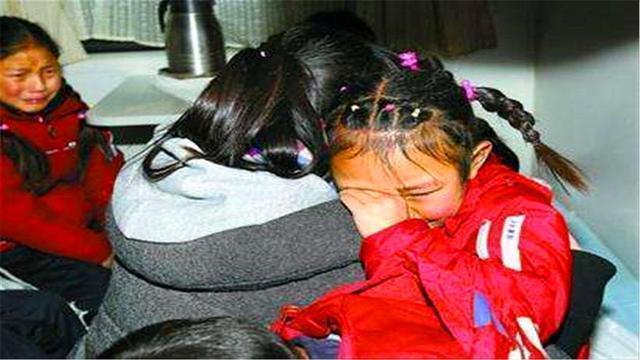 凌晨|凌晨孩子在火车上哭闹,男乘客不满怒骂,宝妈的举动让人心酸落泪