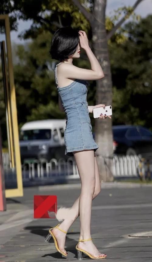 街拍|路人街拍短发小姐姐穿着一件牛仔裙,凸显性感好身材