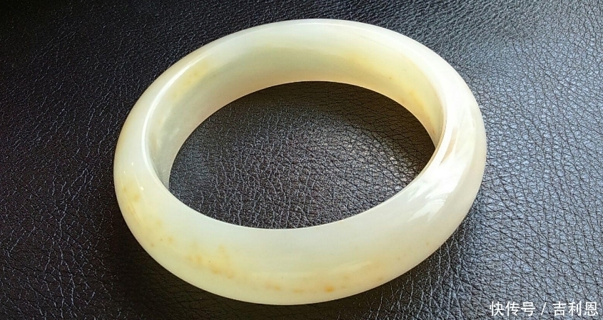 手镯|女性长期佩戴“玉手镯”,可能会有4个变化,看完你还喜欢戴吗?