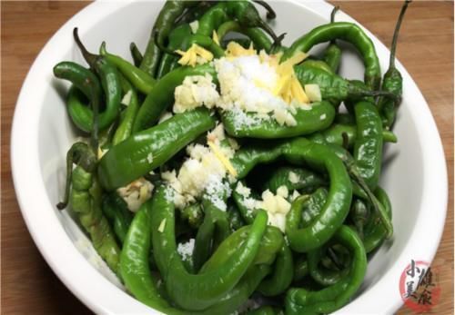 大厨|辣椒不要炒着吃了，大厨教你新吃法，开水里一煮，一次3斤都不够