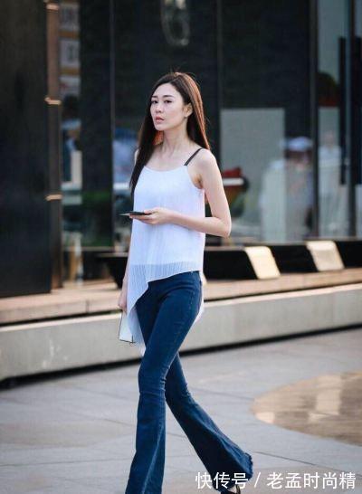 小姐妹们|不规则吊带搭深蓝喇叭裤,高冷气质,你能穿出这种女强人气势吗?