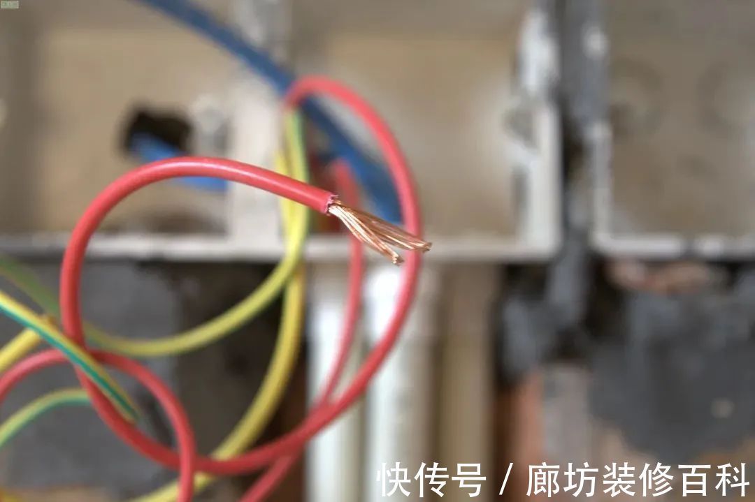 开槽|装修电线为什么必须穿管埋墙?遇到无法开槽的天花板又该怎么办?