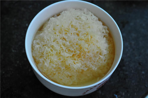 银耳|银耳和“它”一起煮,隔三差五吃一次,皮肤好皱纹少,还补气血!