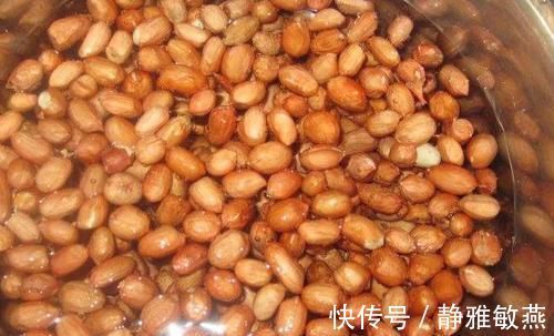 炸完花生米，直接撒盐就错了老师傅只用这一招，放多久都香脆