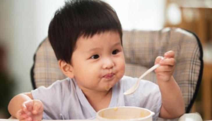 餐具|这些常见的喂娃方式,会让孩子“越来越笨”,家长快停止错误举动