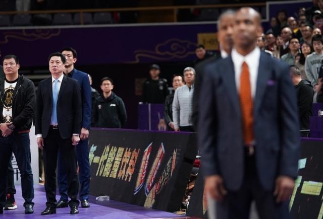 主帅|马布里与李春江对骂真丢人:CBA主帅骂人成风,篮协应重锤出击了