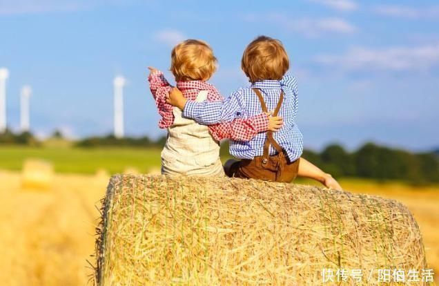 红包|孙子外孙都一样疼!母亲给俩孩子发红包后,女儿默默留下了眼泪