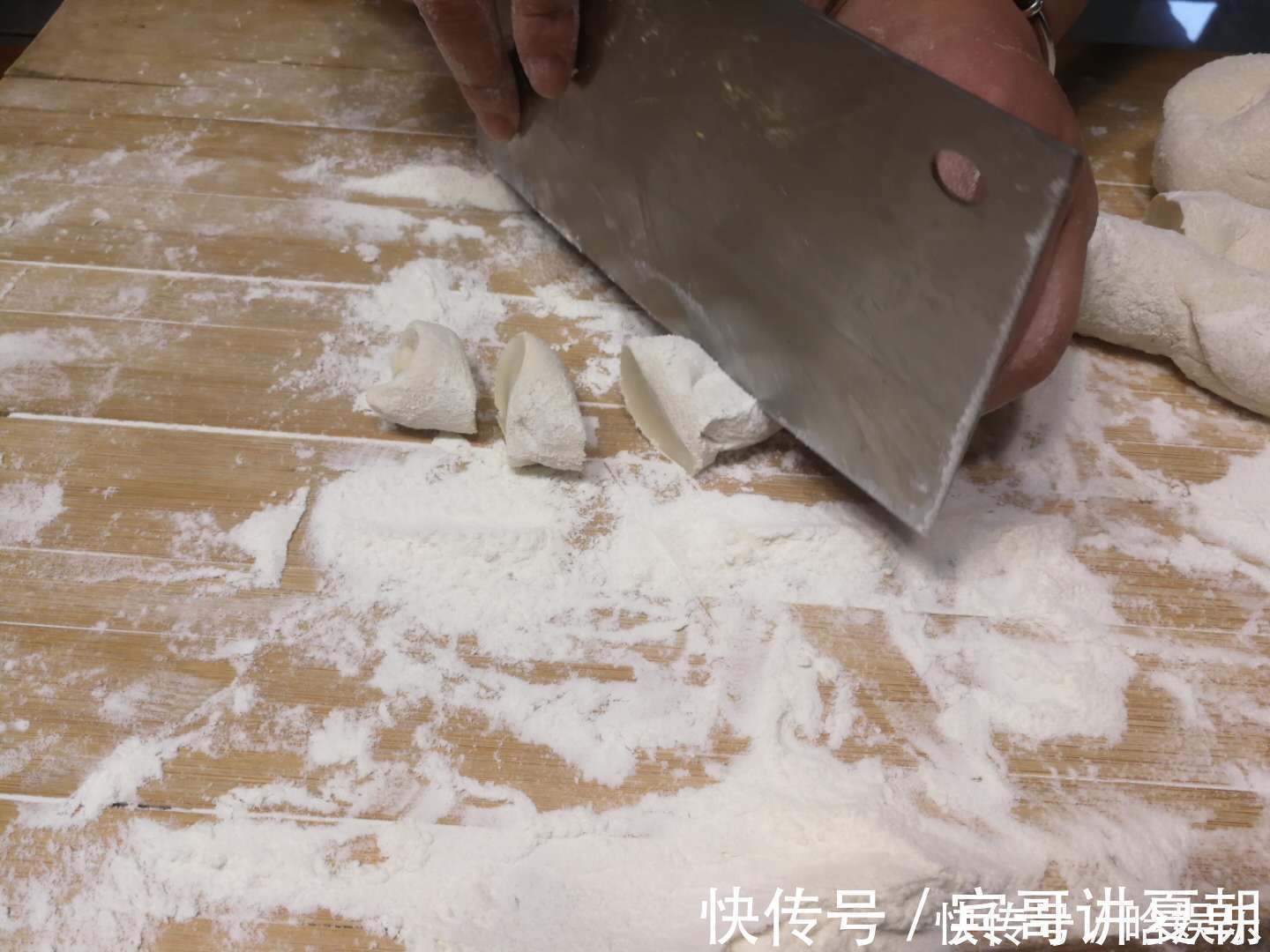 鸡蛋清|做饺子皮加鸡蛋、盐和面？换一样，饺子皮又薄又柔滑筋道，煮不烂
