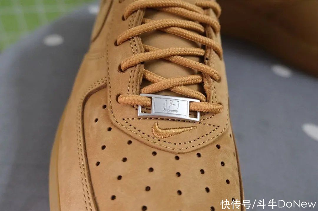 就离谱！Supreme x 小麦资讯 | supreme