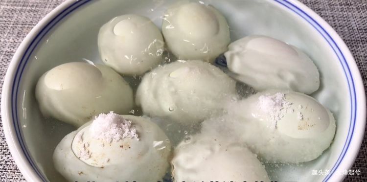 把白酒倒进鸭蛋里，真是厉害了，个个翻沙流油，吃着满嘴留香