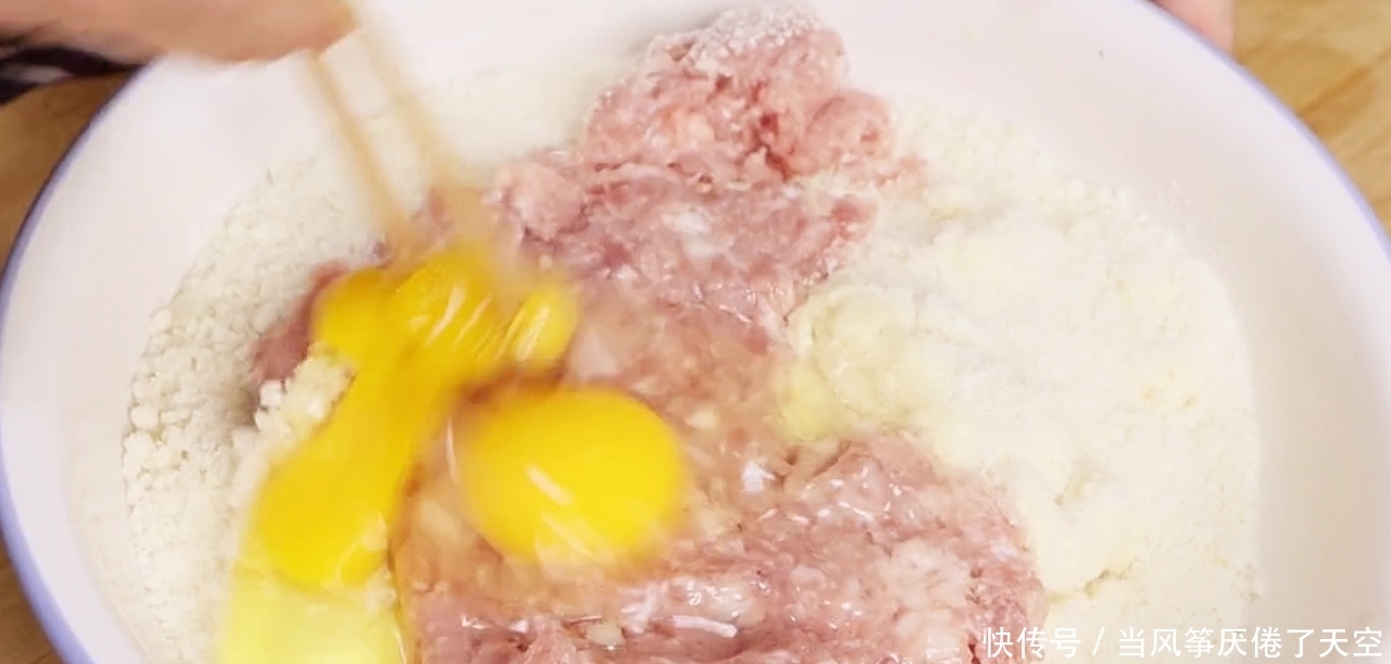 炸丸子,记住不要放面粉跟淀粉,教你一个做法,外酥里嫩不吸油