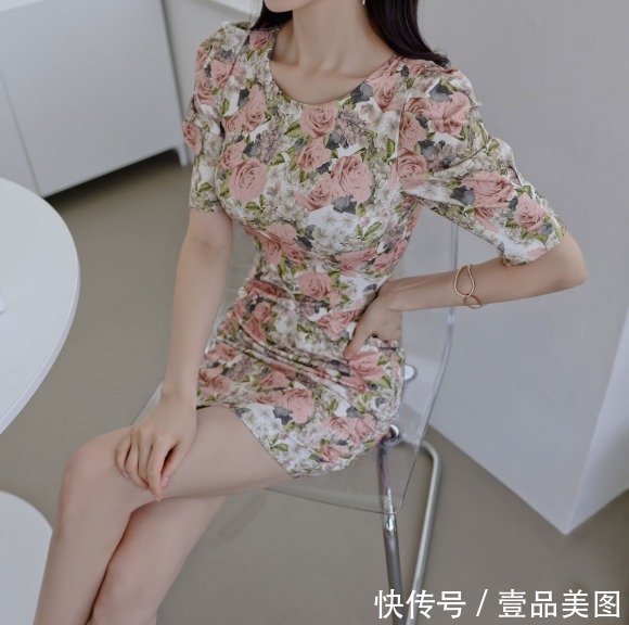 时尚搭配|女神孙允珠的时尚搭配:流亭幽兰翡翠叶绿蔷薇碎花裙