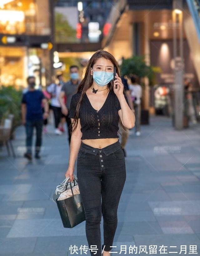 气韵|夏季穿搭新主张,黑色短款开衫配黑牛仔裤,清凉显瘦成熟有气韵