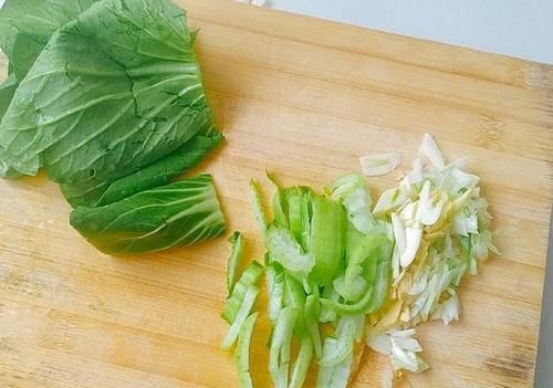  蚝油油菜的家常做法，大厨说2个关键步骤要做好，油菜才入味下饭