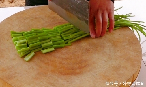 下饭|芹菜炒牛肉出新做法,加上这种东西,肉质嫩滑芹菜鲜香,特别下饭