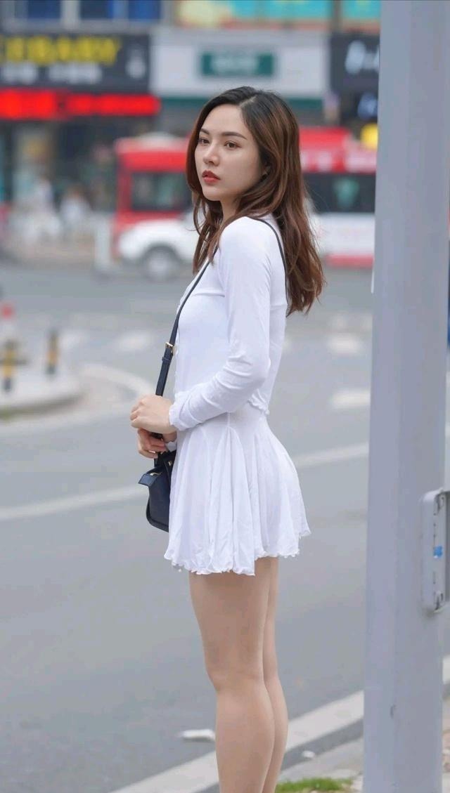 带子 纯白色的吊带裙两件套,干净又纯洁,轻盈透气又性感迷人