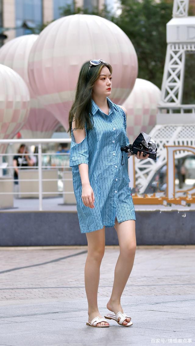 时尚穿搭条纹衬衫裙,搭配拖鞋,简约又时髦