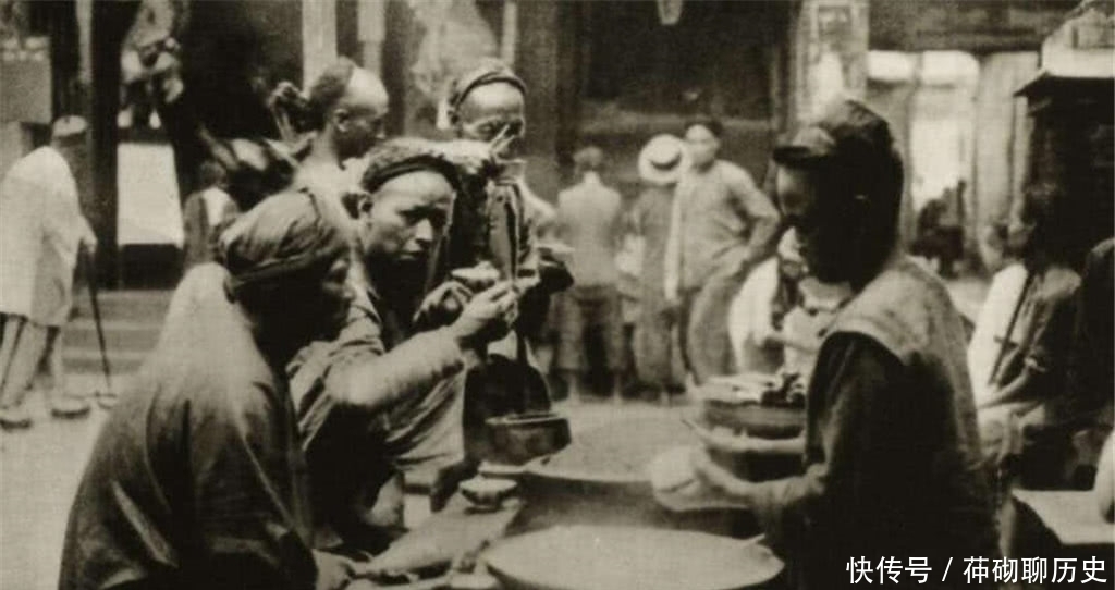 清朝|清朝老照片：图一是小皇帝叉腰站在故宫房顶，图四的杂耍小孩肚子差点被刺穿