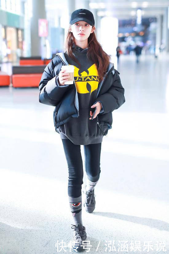 最近火了一种穿法卫衣+羽绒服，显高减龄，冬天这么穿太好看了