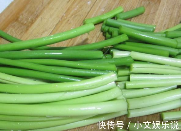 盐水|炒蒜苔时，直接下锅就“错了”，多做一步，蒜苔青翠又入味