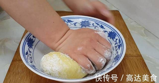 面包很好吃，有4个鸡蛋，又软又甜，不用烤箱你就能成功