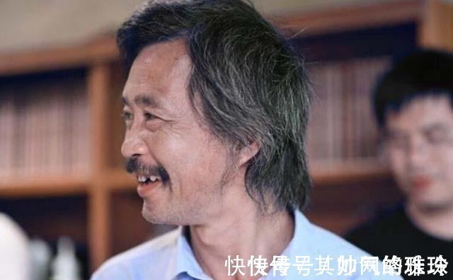 书法作品!流浪大师沈巍走红后,9字书法被炒到10万,书法大师:毫无章法