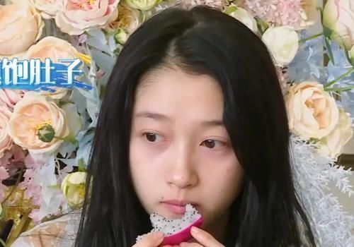 刘海|关晓彤用火龙果做小零食，《王牌对王牌》分享新吃法，好吃不洗碗