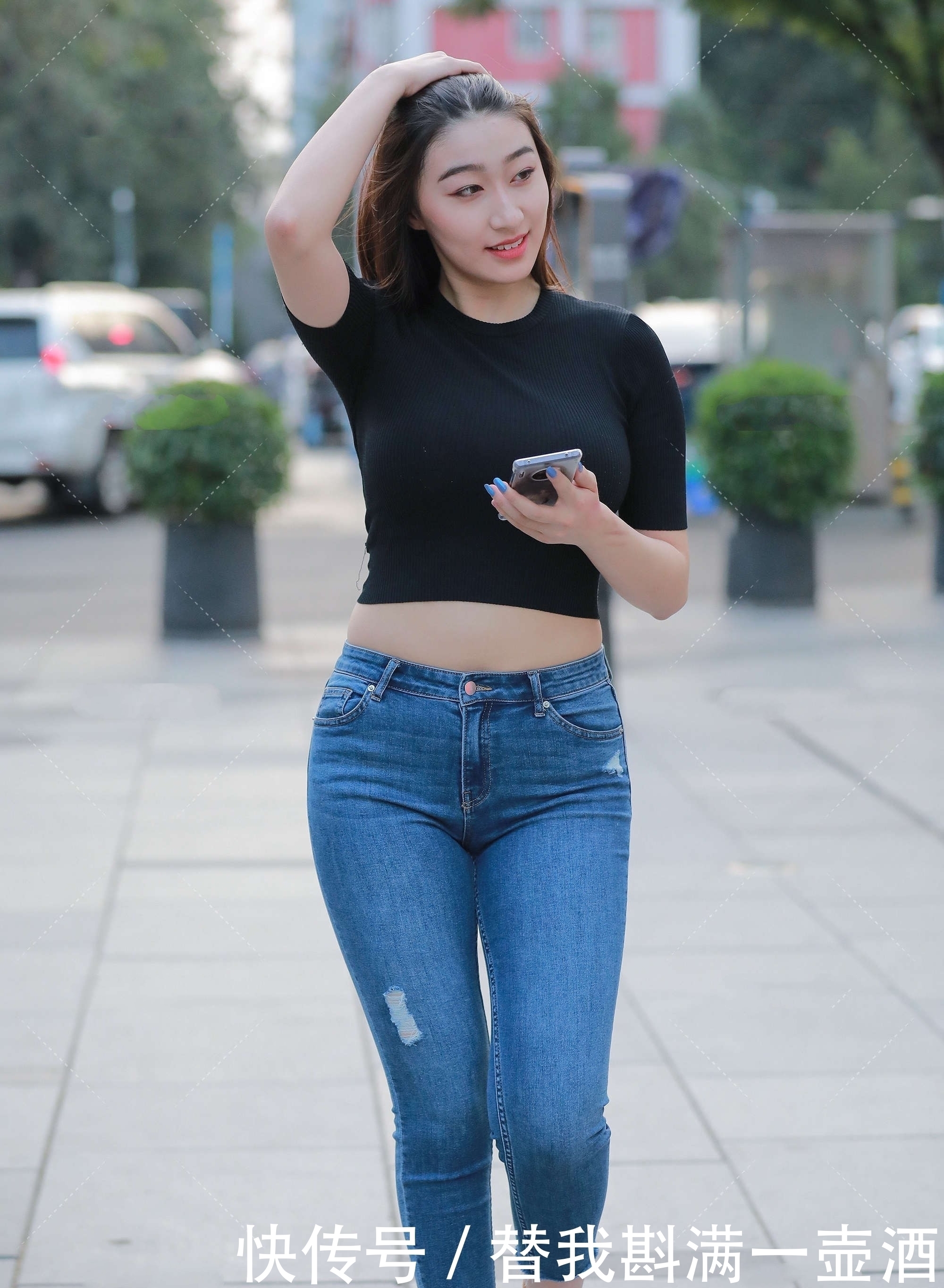  黑色露脐短袖搭低腰紧身牛仔裤，利索潇洒，婀娜多姿