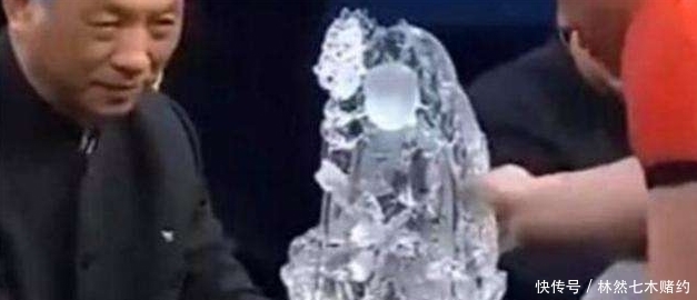 女子拿家中的菩萨去鉴宝,专家关灯后用光一照,直言:不用鉴定了