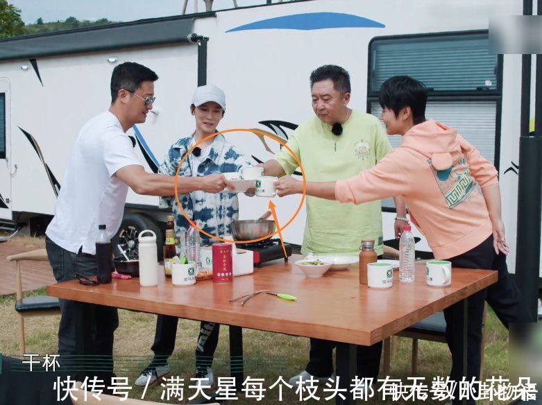筷子|谢楠吃面没有筷子,谁注意吴京做出的举动?这波操作我只能说服了