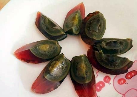 凉拌皮蛋|凉拌皮蛋时用上1招技巧，皮蛋弹牙入味，好吃还不腥，做法简单