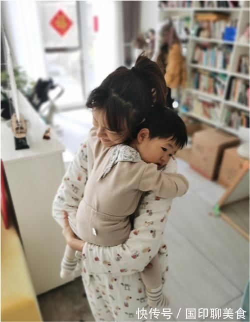 妈妈|李艾自曝产后脾气变好,晒母子拥抱超有爱,灯泡趴在妈妈肩膀萌翻