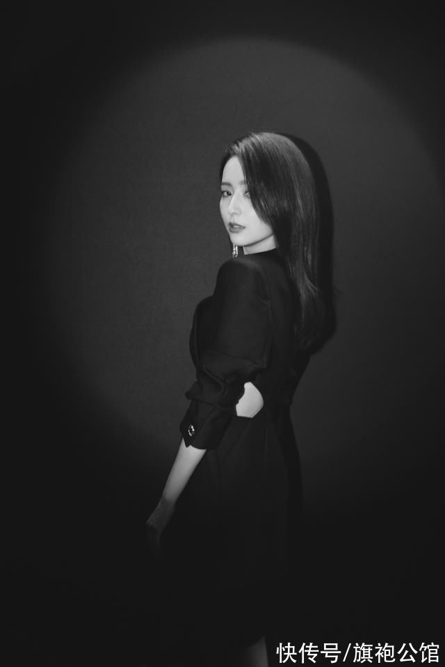 时髦感|单身后的佟丽娅也放开了，穿西装腰部挖两个洞，配短裙漫画腿抢镜