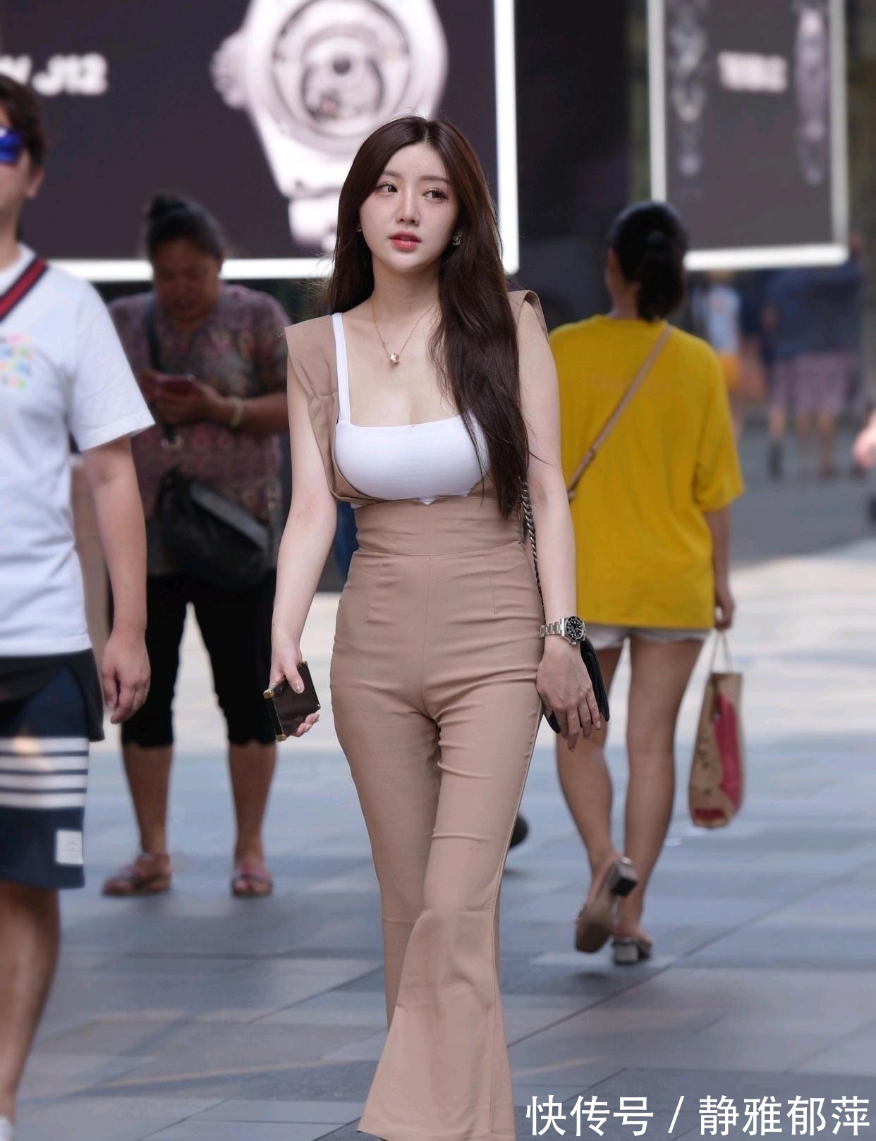 街拍|不想平凡的女生，背带裤配吊带背心时髦又前卫