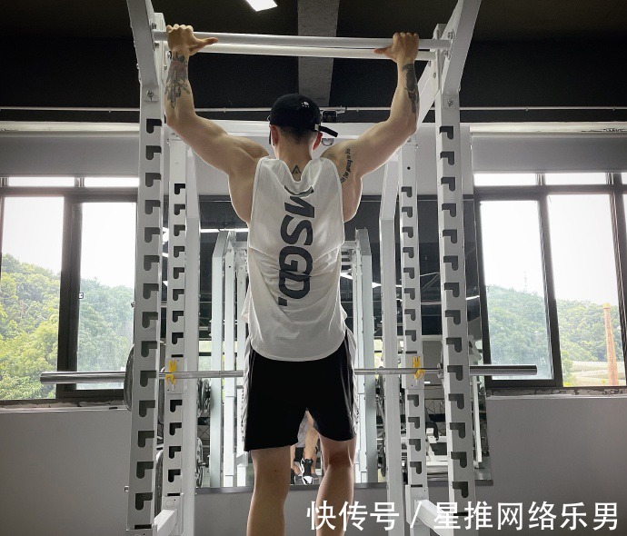 健身房|健身房里披荆斩棘的哥哥,腹代表自律,背代表毅力,胸代表力量!