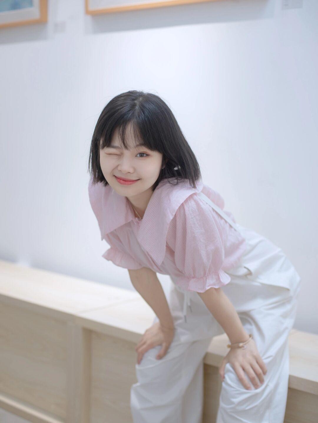 减龄|想要穿出少女感,不如试一试粉色衬衫+白色背带裤,穿起来元气十足!