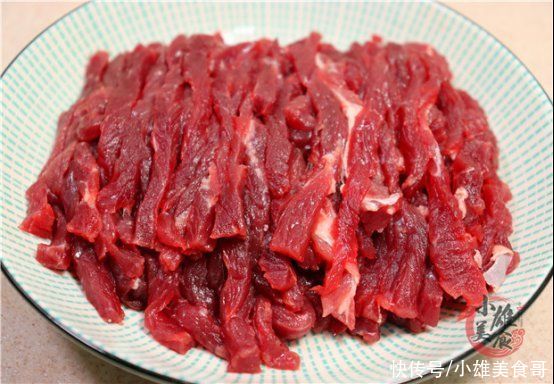 牛肉|炒牛肉有人放淀粉,有人放蛋清,都错了,大厨教你一招,嫩滑不柴