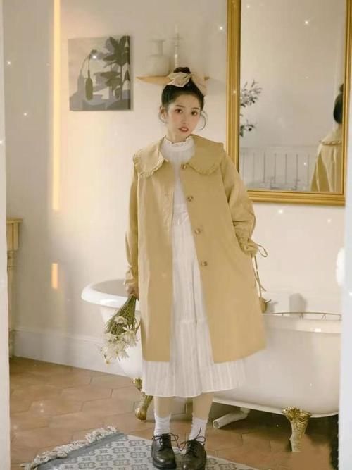 白色的衬衫搭配上百褶裙，搭配出一种学院风的感觉，可甜可盐