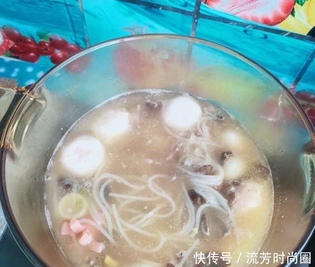  鸡汤米线，味道鲜美，顺滑可口