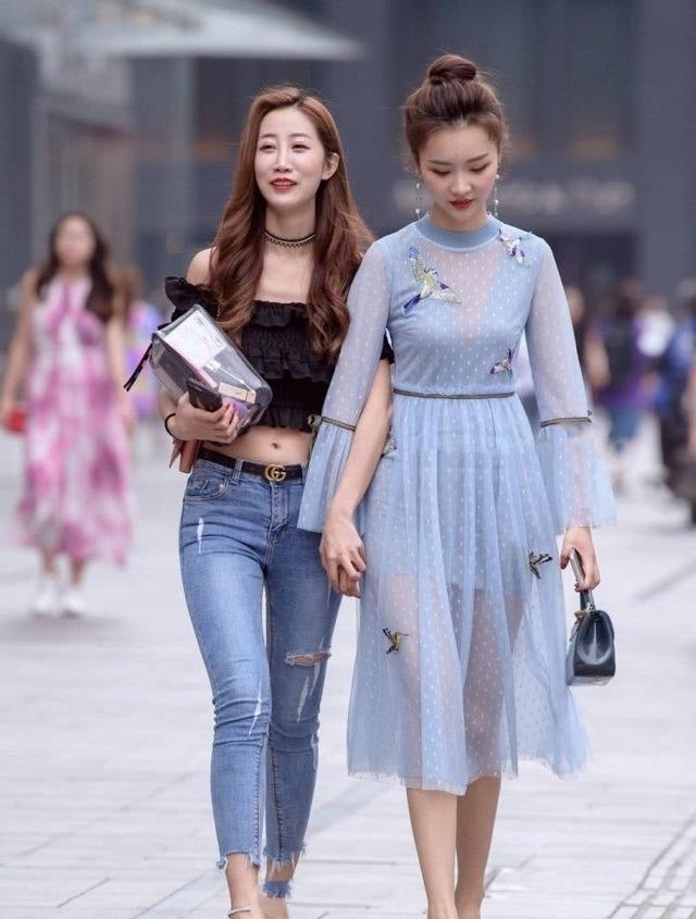 时尚秀|街拍时尚秀：时尚小妹性感穿搭，尽显成熟韵味