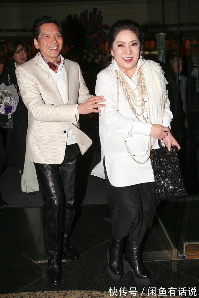 洋气人|向太真是洋气人,穿蕾丝衬衫胸前还挂满珍珠,一路被老公护着真甜