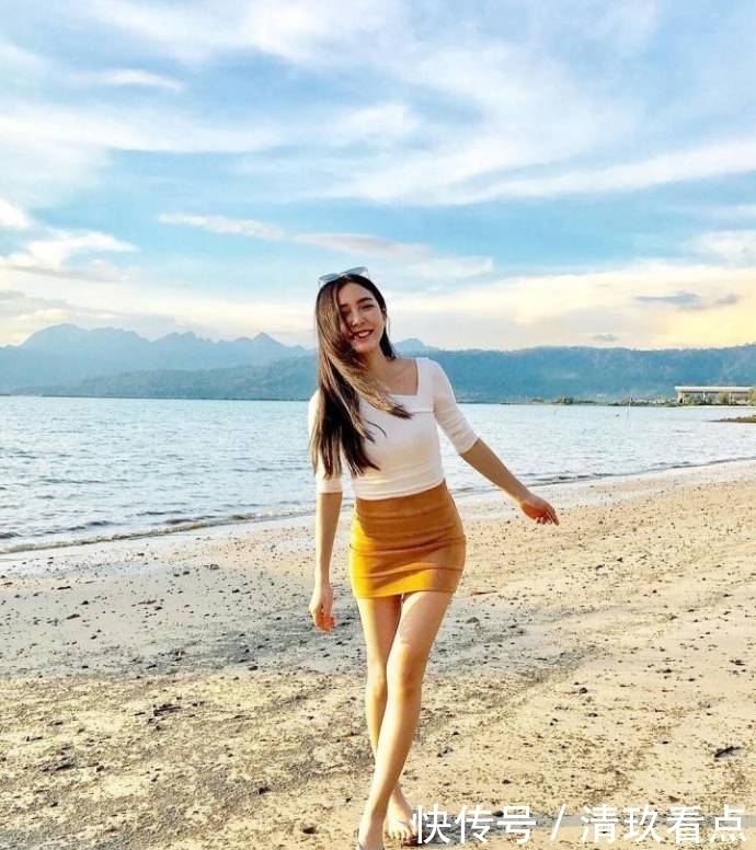 身材|街拍:水灵秀气的美女,身材有型得体好看又时尚!