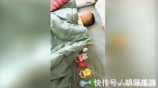 妈妈|宝宝睡觉给妈妈留了位置，妈妈感动，掀开被子一看，无法淡定