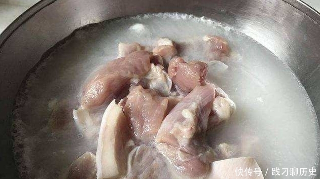 营养|只要是炖骨头汤,洗净后直接炖就错了,要先做2件事,汤才会好喝